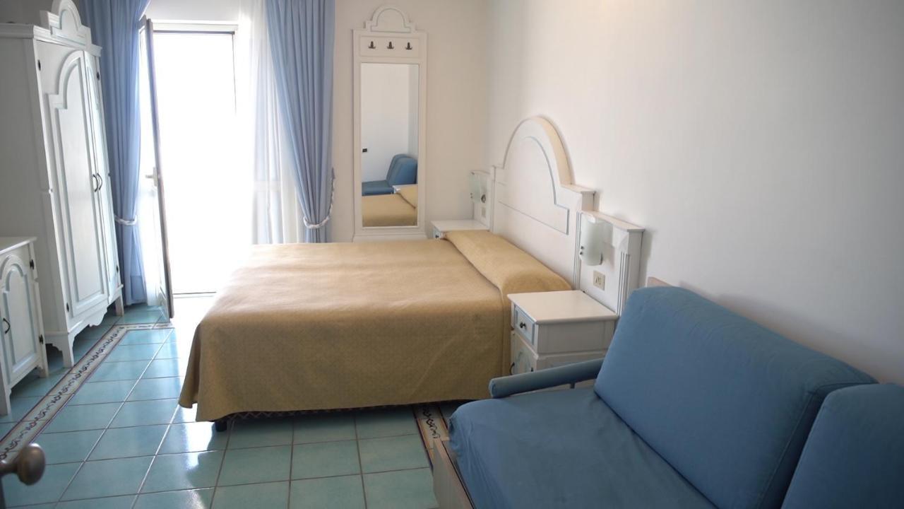 Hotel Isolabella Вентотене Екстериор снимка