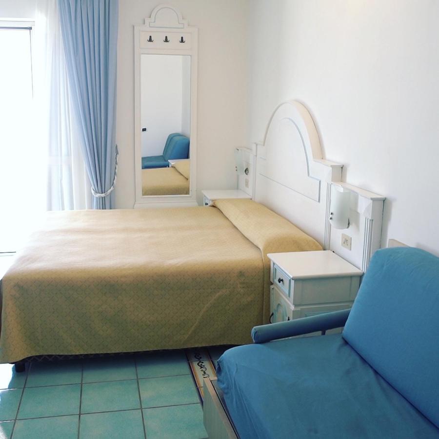Hotel Isolabella Вентотене Екстериор снимка