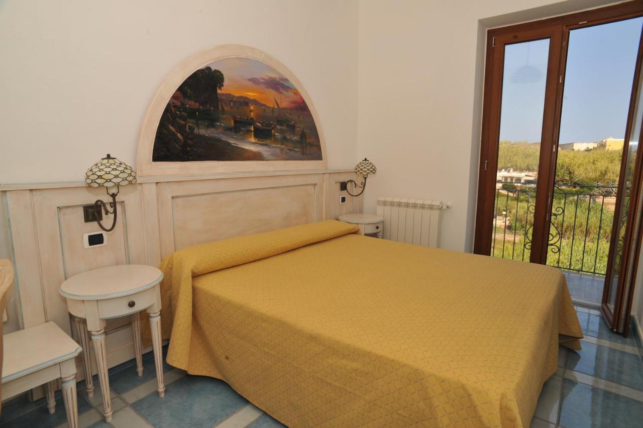 Hotel Isolabella Вентотене Екстериор снимка