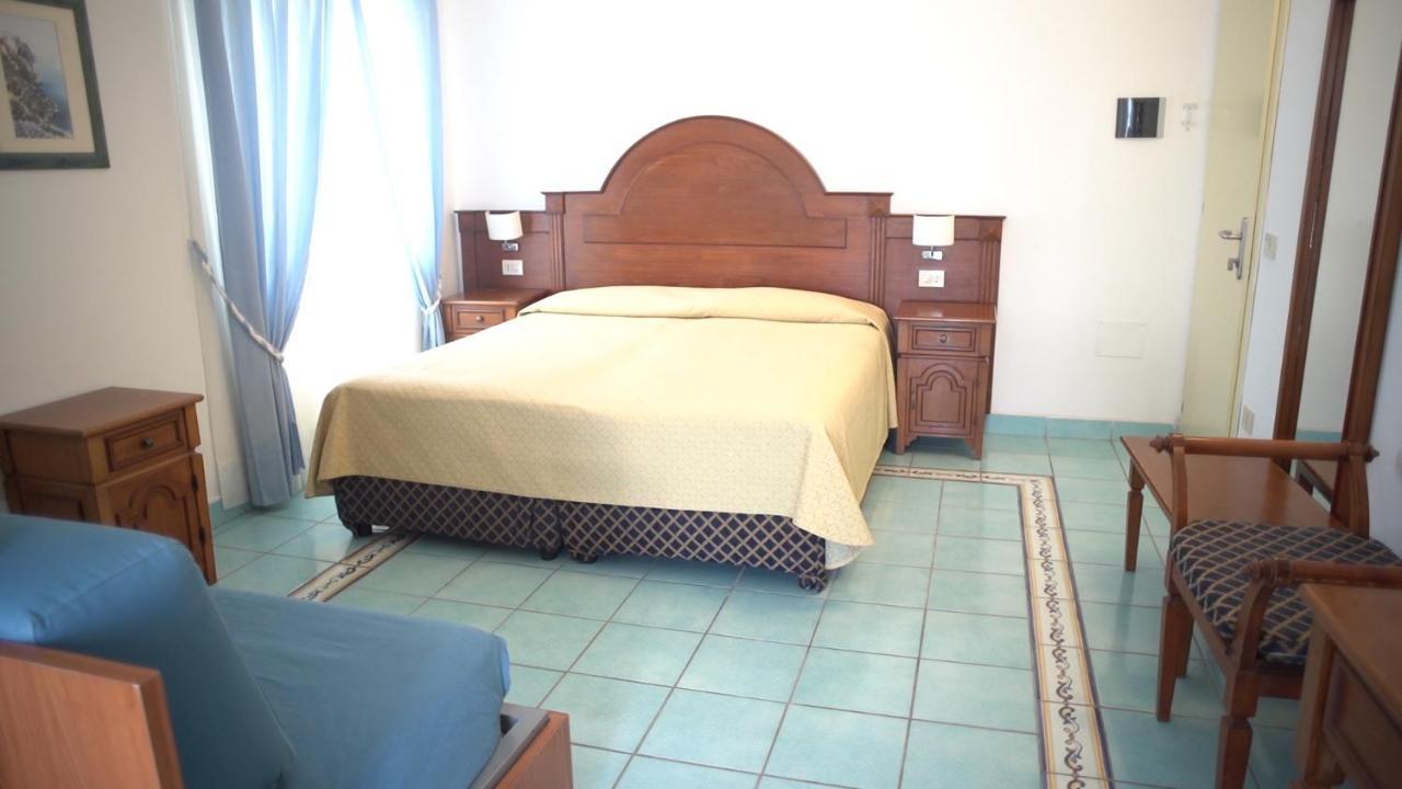 Hotel Isolabella Вентотене Екстериор снимка
