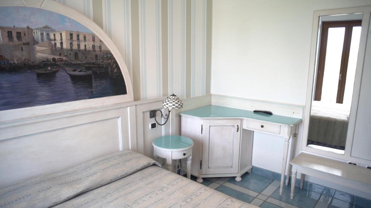 Hotel Isolabella Вентотене Екстериор снимка