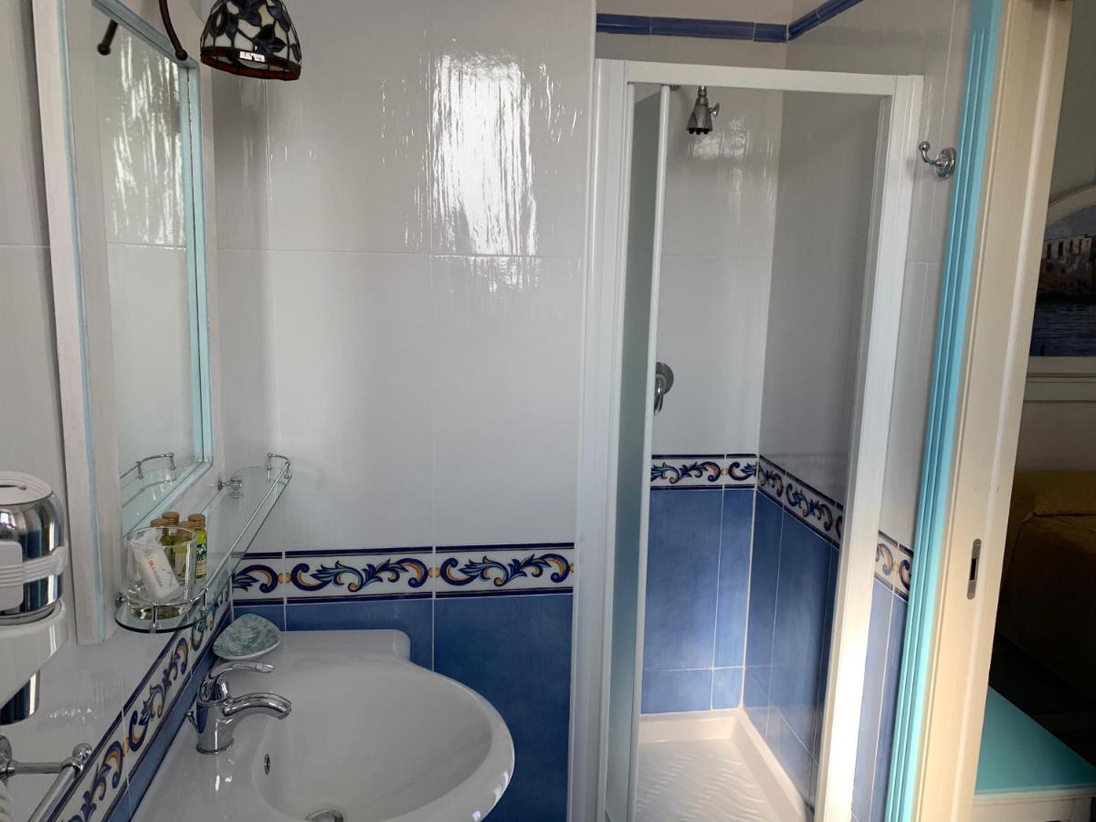 Hotel Isolabella Вентотене Екстериор снимка