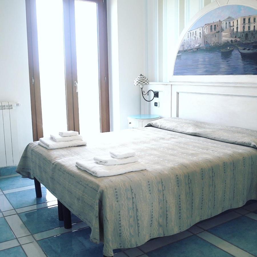 Hotel Isolabella Вентотене Екстериор снимка